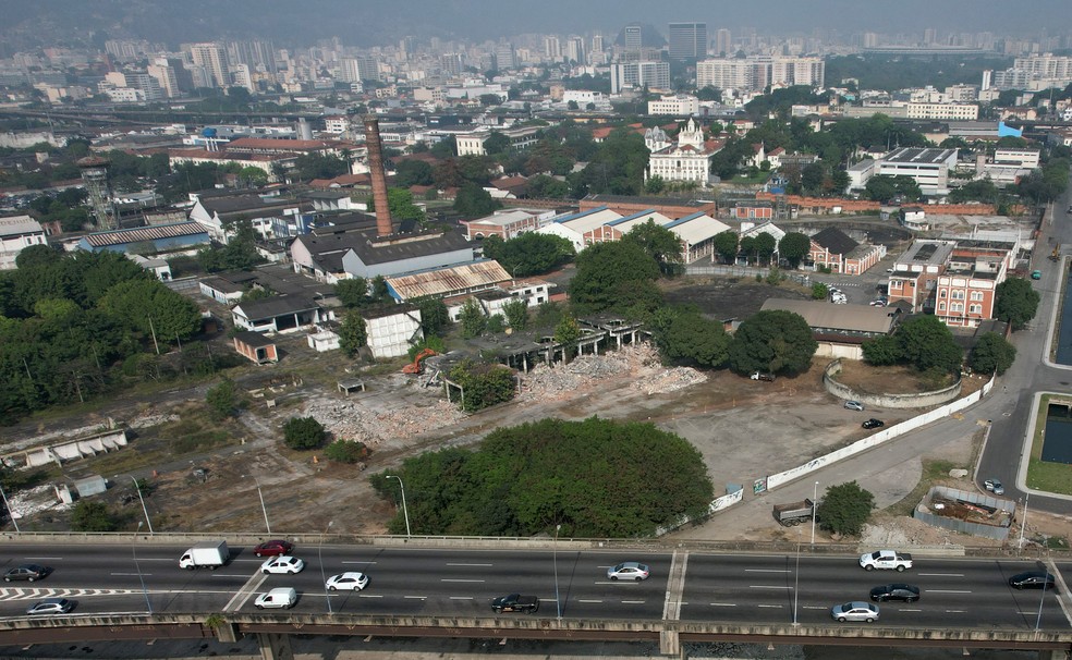 A Linha Vermelha passa ao lado do Gasômetro, na região central da cidade. No canto superior direito é possível ver o Maracanã — Foto: André Durão