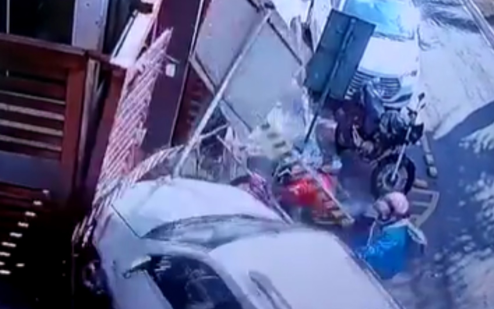 Motociclista escapa por um triz de ser atropelada por carro desgovernado em avenida de Goiânia; vídeo