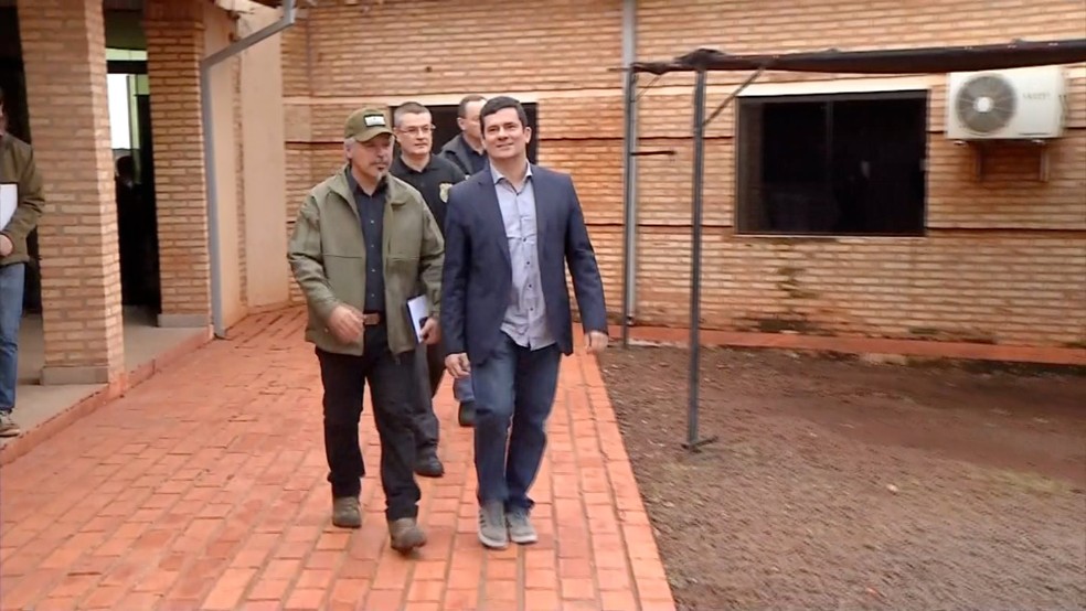 SÃ©rgio Moro chegou Ã  sede da Secretaria Nacional Antidrogas do Paraguai acompanhado por autoridades da PolÃ­cia Federal â?? Foto: TV Morena/ReproduÃ§Ã£o