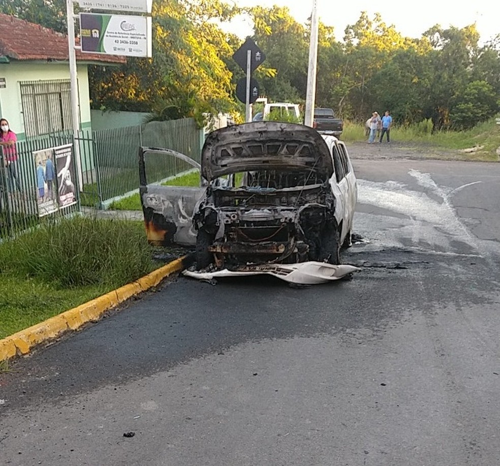 Adolescente colocou fogo em carro do Conselho Tutelar de Imbituva, na sexta-feira (15) — Foto: Divulgação/PMPR