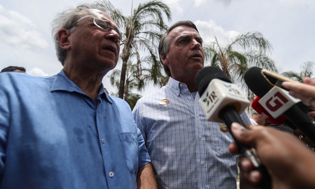 O presidente Jair Bolsonaro e o ministro da Economia, Paulo Guedes, falam com jornalistas na Granja do Torto, em Brasília, no último domingo (24)