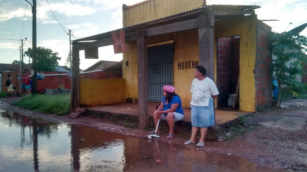 Chuva provoca alagamentos em casas, apartamentos e deixa moradores ilhados em Várzea Grande (MT) (Foto: Leandro Trindade/TV Centro América)