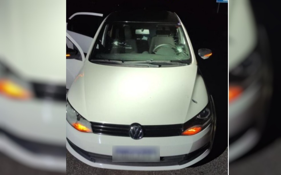Carro em que suspeitos estavam  baleado por PMs em Crixs, Gois  Foto: Divulgao/Polcia Militar