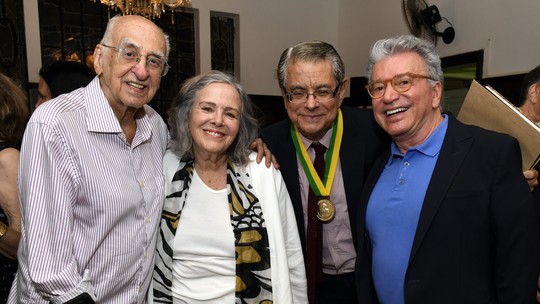 Flávio Marinho se torna sócio da Associação Mundial de Escritores e recebe amigos em festa
