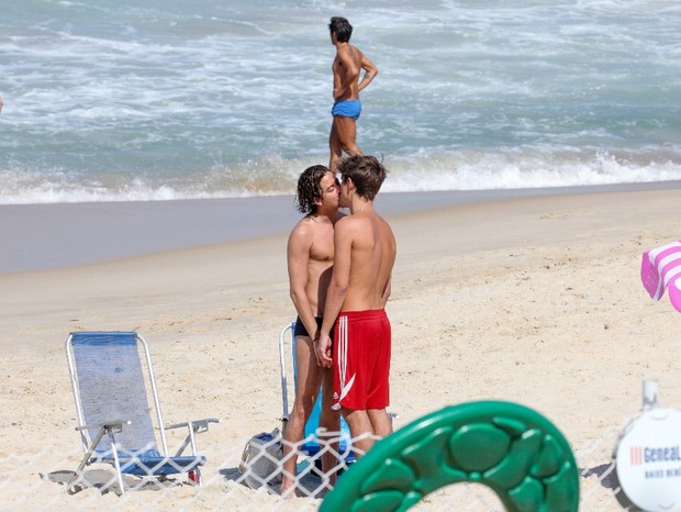 Jesuíta Barbosa troca beijos com rapaz no Rio (Foto: JC Pereira/AgNews)