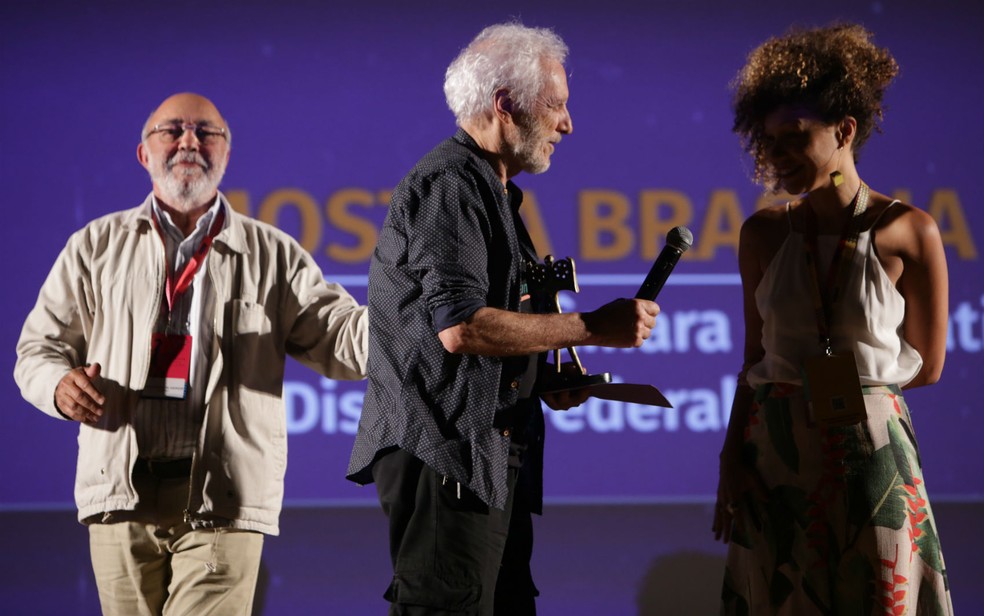 Diretor André Luiz Oliveira e a assistente de direção, Melina Bonfim, do filme "O outro lado da memória", premiado no 51º Festival de Brasília do Cinema Brasileiro — Foto: Júnior Aragão/Divulgação