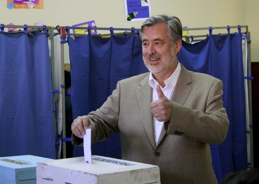 Candidato à presidência do Chile Alejandro Guillier vota em Antofagasta, neste domingo (19) (Foto: Francesco Degasperi/APF)
