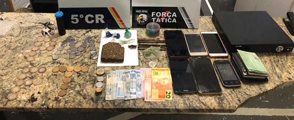 Porções de maconha e cocaína, além de celulares, foram apreendidas pela polícia — Foto: Polícia Militar de Barra do Garças/Assessoria