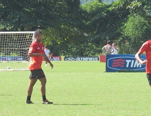 Depois de chegar atrasado, Ronaldinho treina no ninho do urubu (Foto: Janir Junior / globoesporte.com)