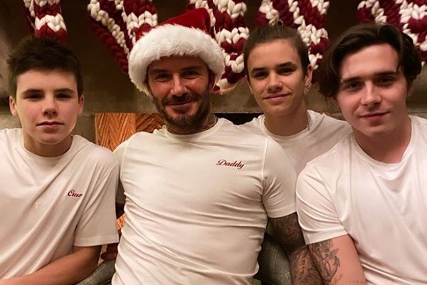 David Beckham e seus três filhos - Brooklyn, 20 anos, Romeo, 17 anos, e Cruz, 14 anos - usando roupas iguais no Natal (Foto: Instagram)