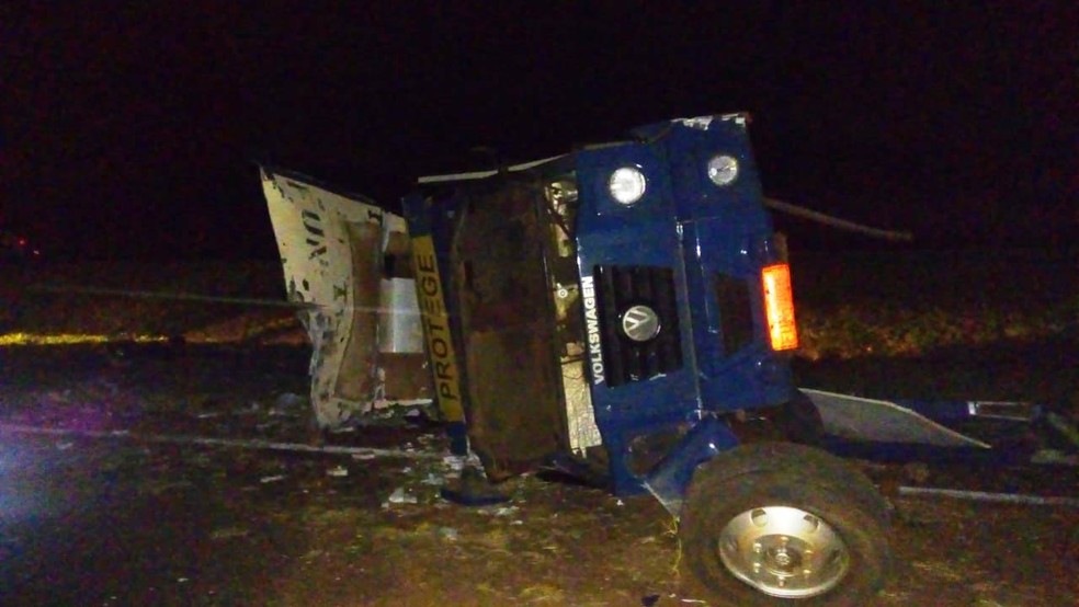 Criminosos atiraram contra carro-forte, que capotou na Anhanguera em Santa Rita do Passa Quatro — Foto: Marlon Tavoni/EPTV