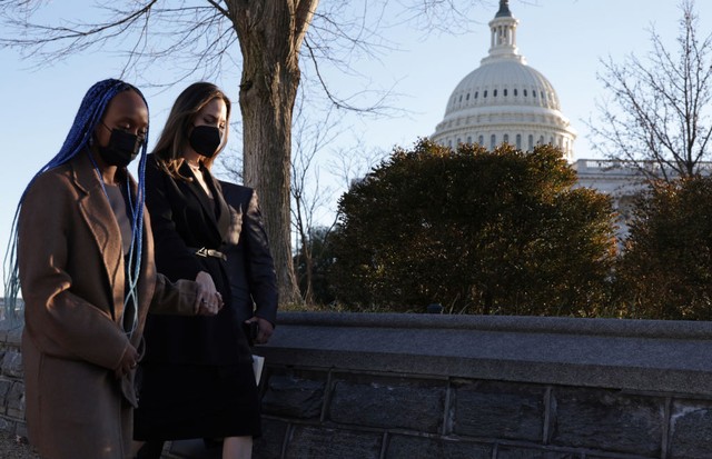 WASHINGTON, DC - FEBRUARY 09:  Actress Angelina Jolie (R) leaves with her daughter Zahara Jolie-Pitt after a news conference at the U.S. Capitol February 9, 2022 in Washington, DC. Jolie joined a group of bipartisan U.S. senators at a news conference to a (Foto: Getty Images)