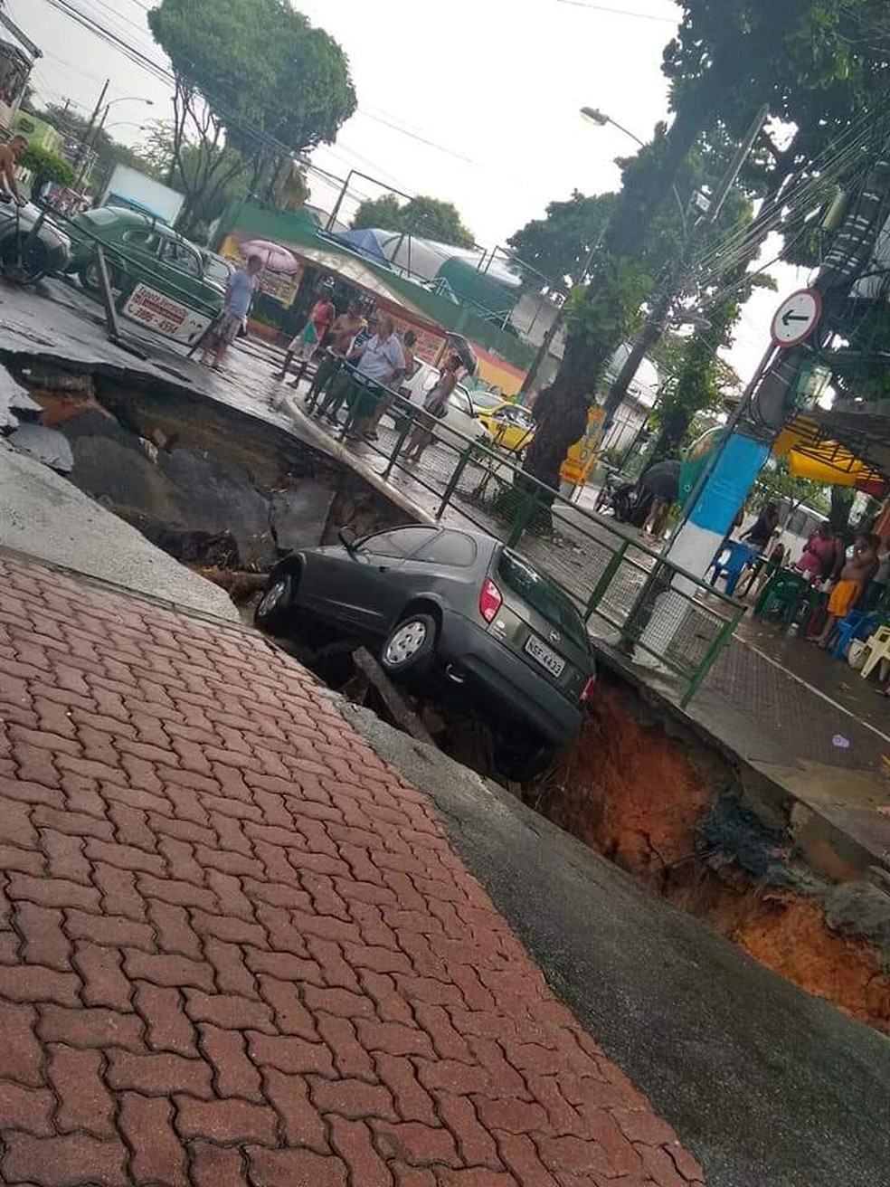 Carro cai em cratera em Guadalupe â?? Foto: ReproduÃ§Ã£o/ Redes Sociais