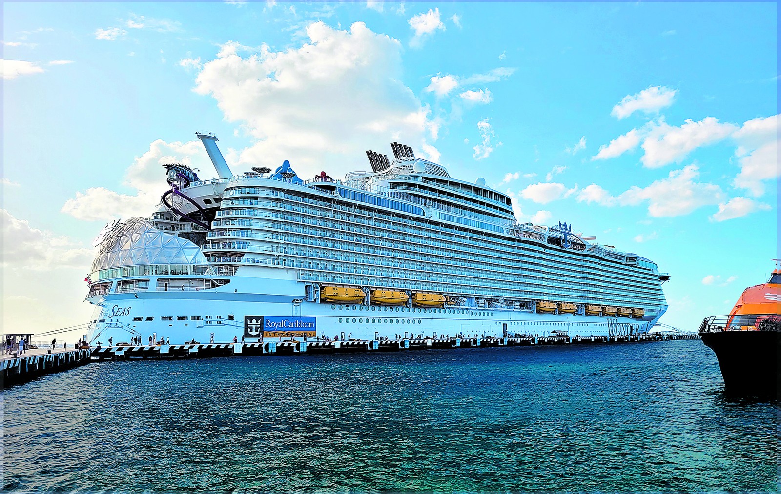Navio Wonder of the Seas, da Royal Caribbean, o maior da indústria de cruzeiros, durante uma parada no porto de Cozumel, no México — Foto: Eduardo Maia / O Globo
