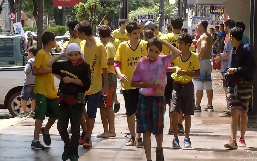 Participantes da guera de bexigas de água em Ponta Porã (MS) (Foto: Reprodução/TV Morena)