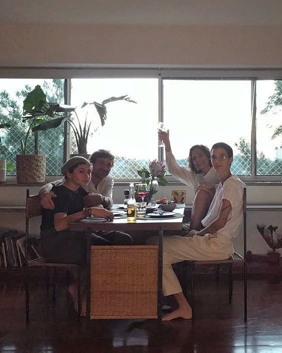 Camila Pitanga com a namorada, Beatriz Coelho, a filha Antonia, e o ex-marido, Claudio Amaral Peixoto (Foto: Reprodução / Instagram)