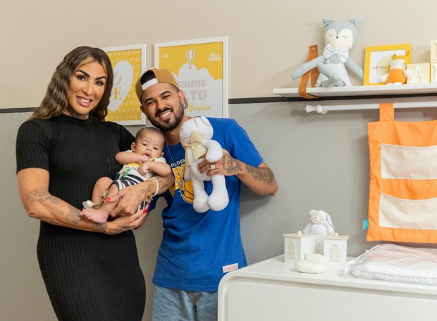 A cantora Pepita com o marido, Kayque Nogueira, mostra o quartinho do seu primeiro filho, Lucca Antonio (Foto: Grão  de Gente / Divulgação)