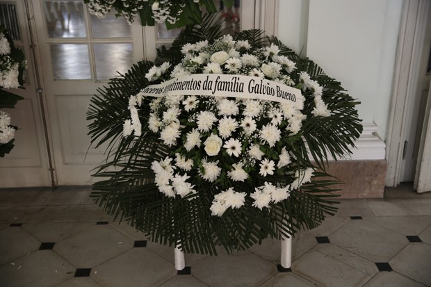 Coroas de flores enviadas para os familiares de Fernando Vanucci (Foto: Roberto Filho / Brazil News)