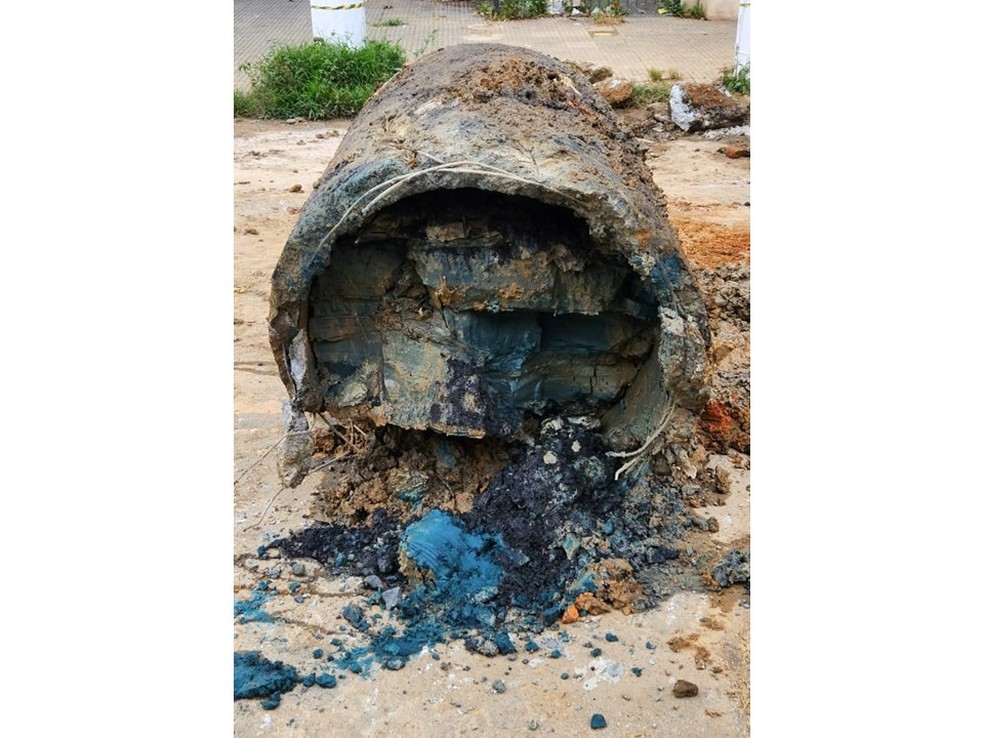 Tubulação obstruída encontrada na Lapa, na Zona Oeste de SP — Foto: Divulgação/SMSUB
