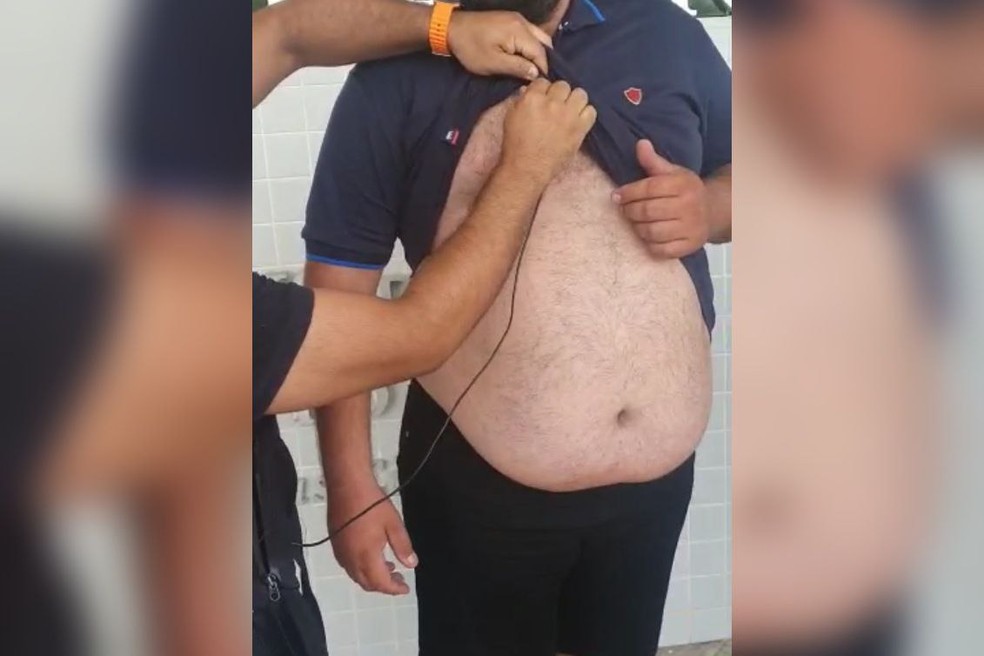 Homem tenta fraudar prova para conseguir carteira de habilitação usando ponto eletrônico, no Ceará. — Foto: Reprodução/Polícia Civil