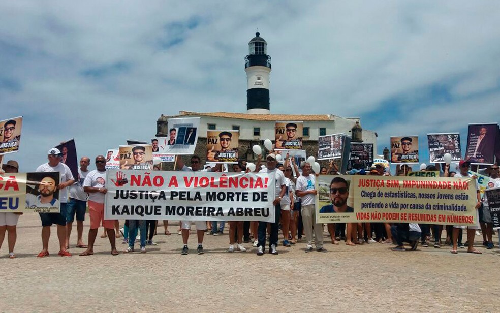 Grupo chegou no Farol da Barra, onde também fez orações (Foto: Mayara Magalhães / TV Bahia)