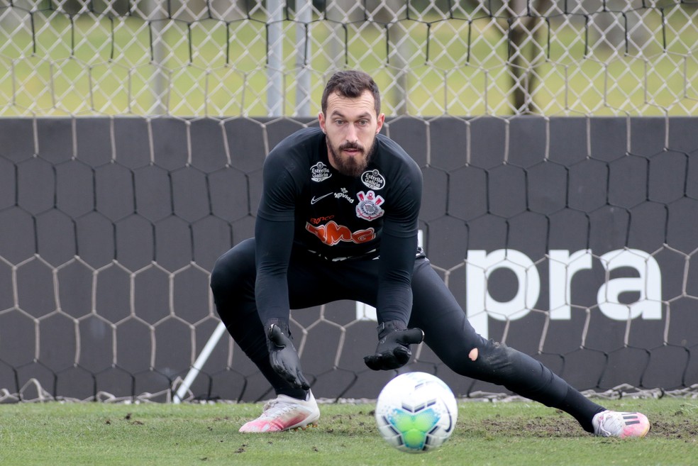 Vai ou fica? Diretoria do Corinthians se reúne com representantes de Walter para definir seu futuro