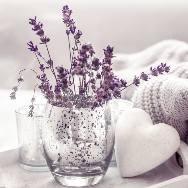composition with lavender in a beautiful glass on the table in the living room, the concept of home comfort (Foto: Freepik)