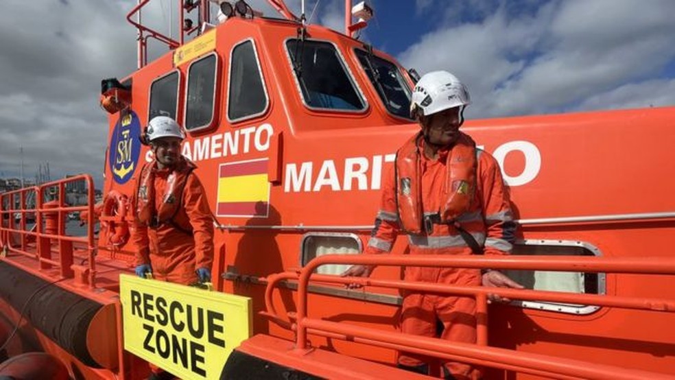 Guardas do Salvamento Marítimo da Espanha participam de resgate de imigrantes encontrados em pá de leme de navio, em novembro de 2022. — Foto: Salvamento Marítimo da Espanha via BBC