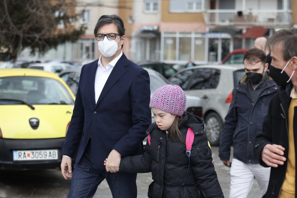 Presidente da Macedônia do Norte, Stevo Pendarovski, e Embla Ademi chegam à escola com seus pais — Foto: Cortesia/Presidência da Macedônia do Norte