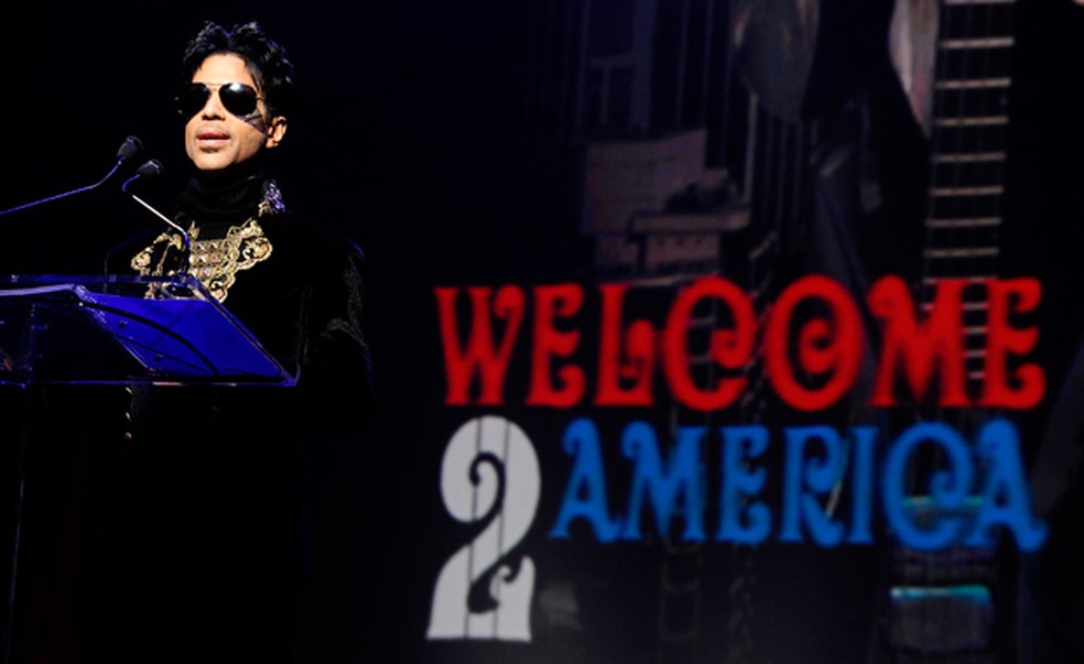O cantor Prince durante coletiva de anúncio da turnê Welcome 2 America, realizada no teatro Apollo, em Nova York — Foto: AP 