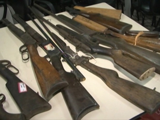 Polícia apreende 145 armas de uso exclusivo das Forças Armadas (Foto: Reprodução / TV Bahia)