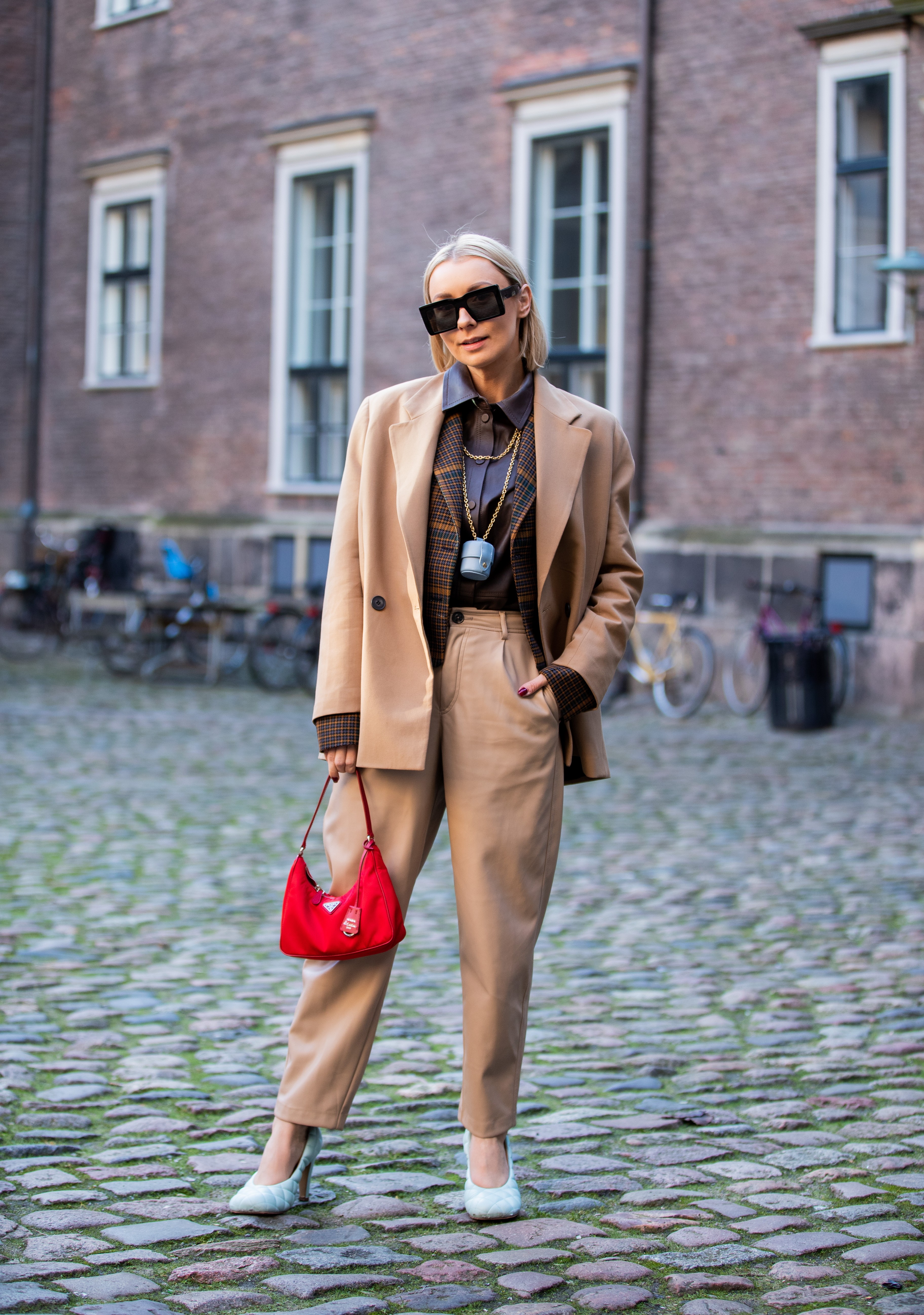 Prada Re-edition: a mini bag de nylon clássica da Prada é a favorita das fashionistas no street style (Foto: Getty Images)