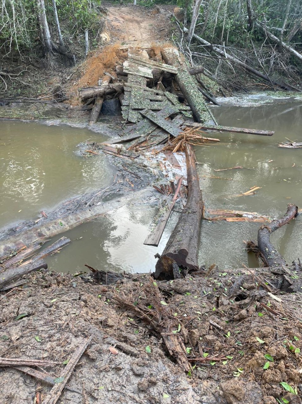 PF utilizou explosivos para destruir ponte utilizada para crimes ambientais na TI Karipuna — Foto: PF/Divulgação