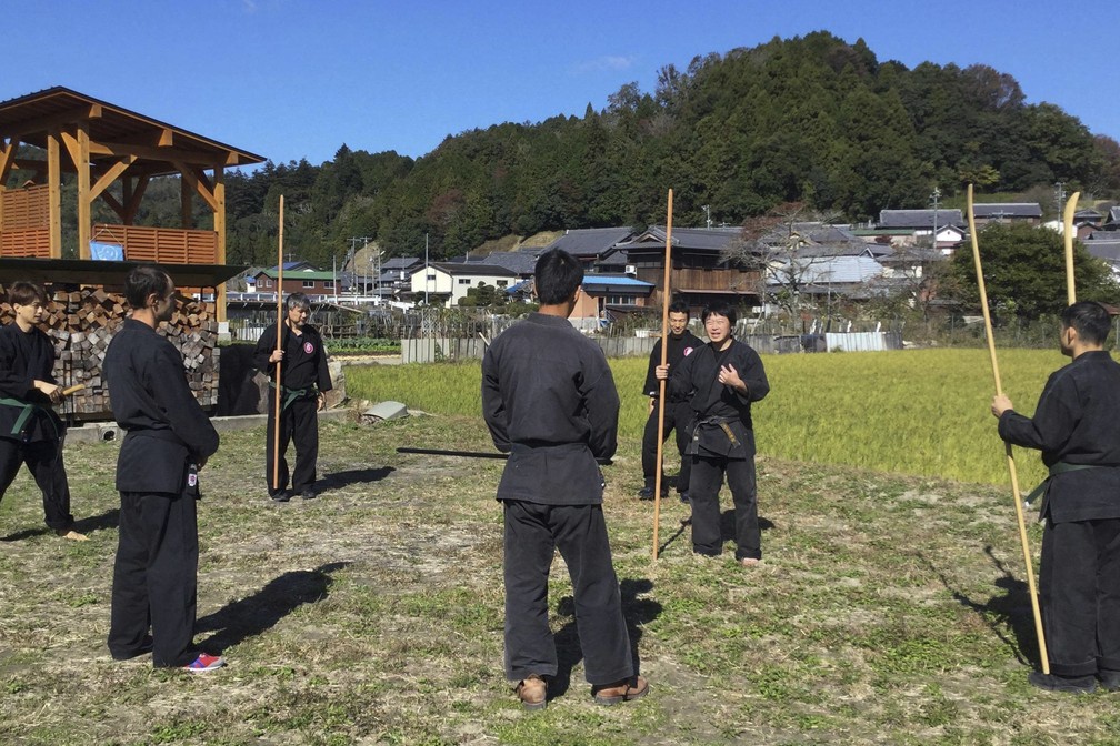 Genichi Mitsuhashi (o segundo à direita), participa de treinamento ninja com colegas em Iga, no Japão — Foto: AFP PHOTO / COURTESY OF GENICHI MITSUHASHI