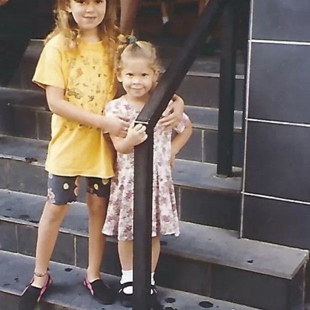 Anna com sua irmã mais velha em 1995 (Foto: ANNA SHECHTMAN via BBC)