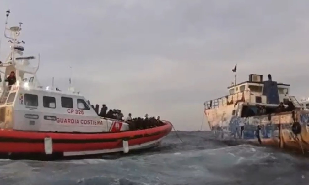Guarda Costeira se aproxima de barco com migrantes — Foto: Reprodução/ Guardia Costiera