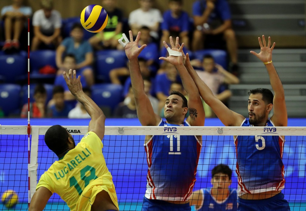 Lucarelli ajuda o Brasil a abrir larga vantagem logo no início do segundo set — Foto: Divulgação/FIVB