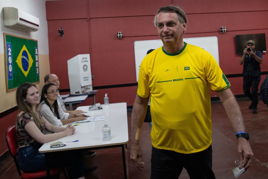 Bolsonaro vota em zona eleitoral na Vila Militar, no Rio