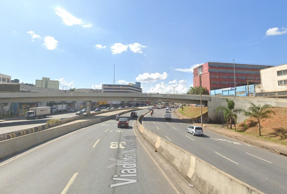 Corpo carbonizado encontrado de baixo do viaduto Senegal, em BH. — Foto: Google Street View