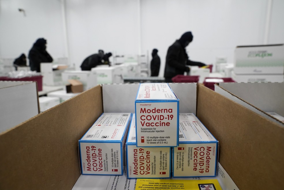 Caixas com a vacina da Moderna são preparadas para envio em um centro de distribuição no Mississippi, sul dos Estados Unidos, neste domingo (20). — Foto: Paul Sancya, Pool/AP