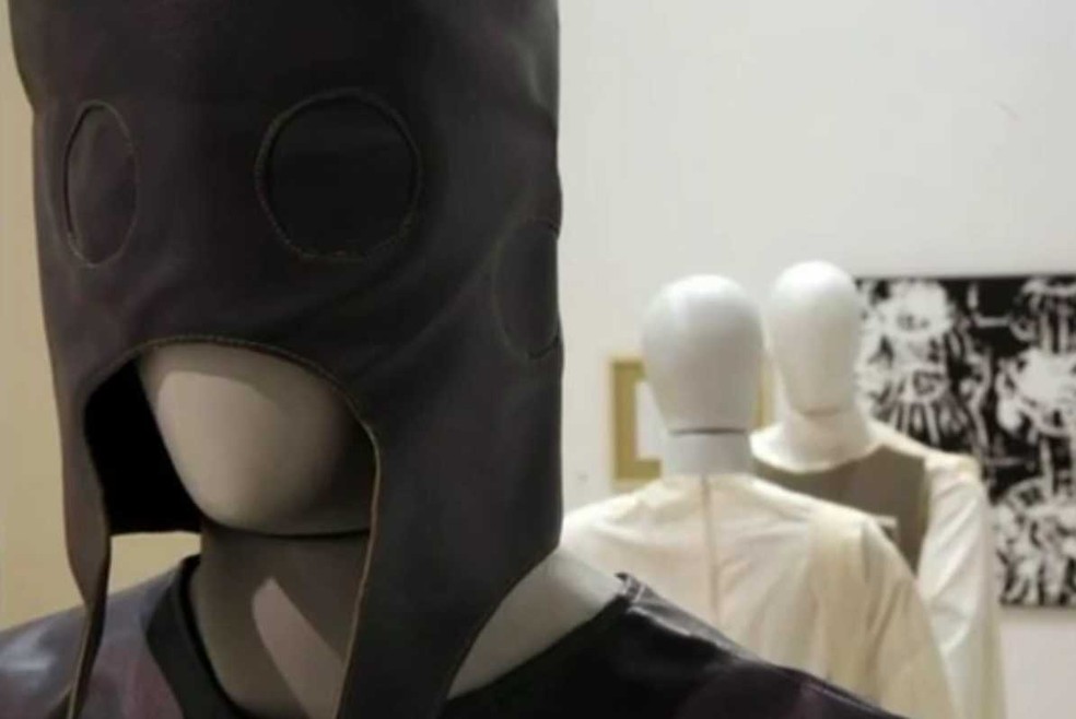 Uma das obras da exposição que teve curadoria de Gaudêncio Fidelis (Foto: Reprodução/RBS TV)