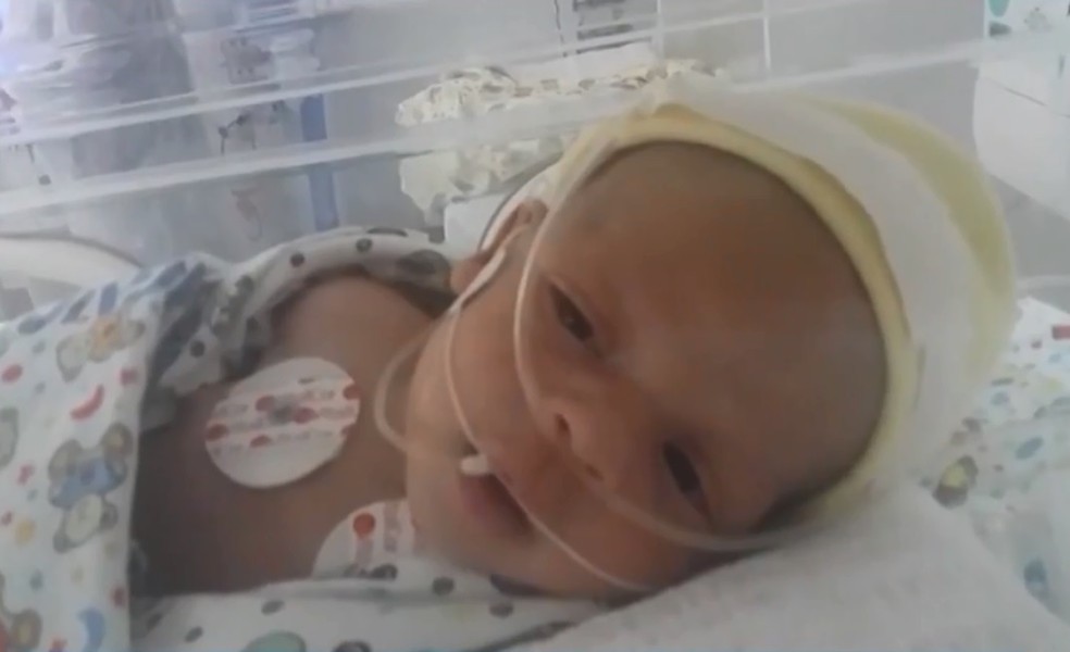 Bebê recém-nascido com problema no coração espera há mais de 10 dias por transferência para fazer cirurgia na BA  (Foto: Reprodução/TV Sudoeste)