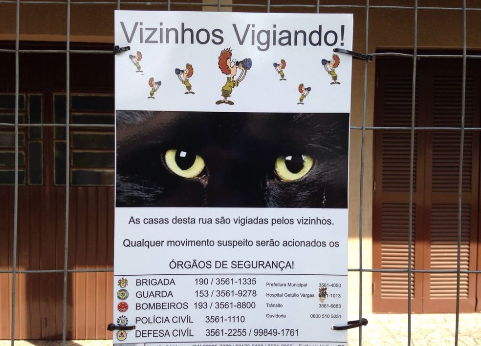 Corpo de mulher estava coberto com panfletos informativos (Foto: Josmar Leite/RBS TV)