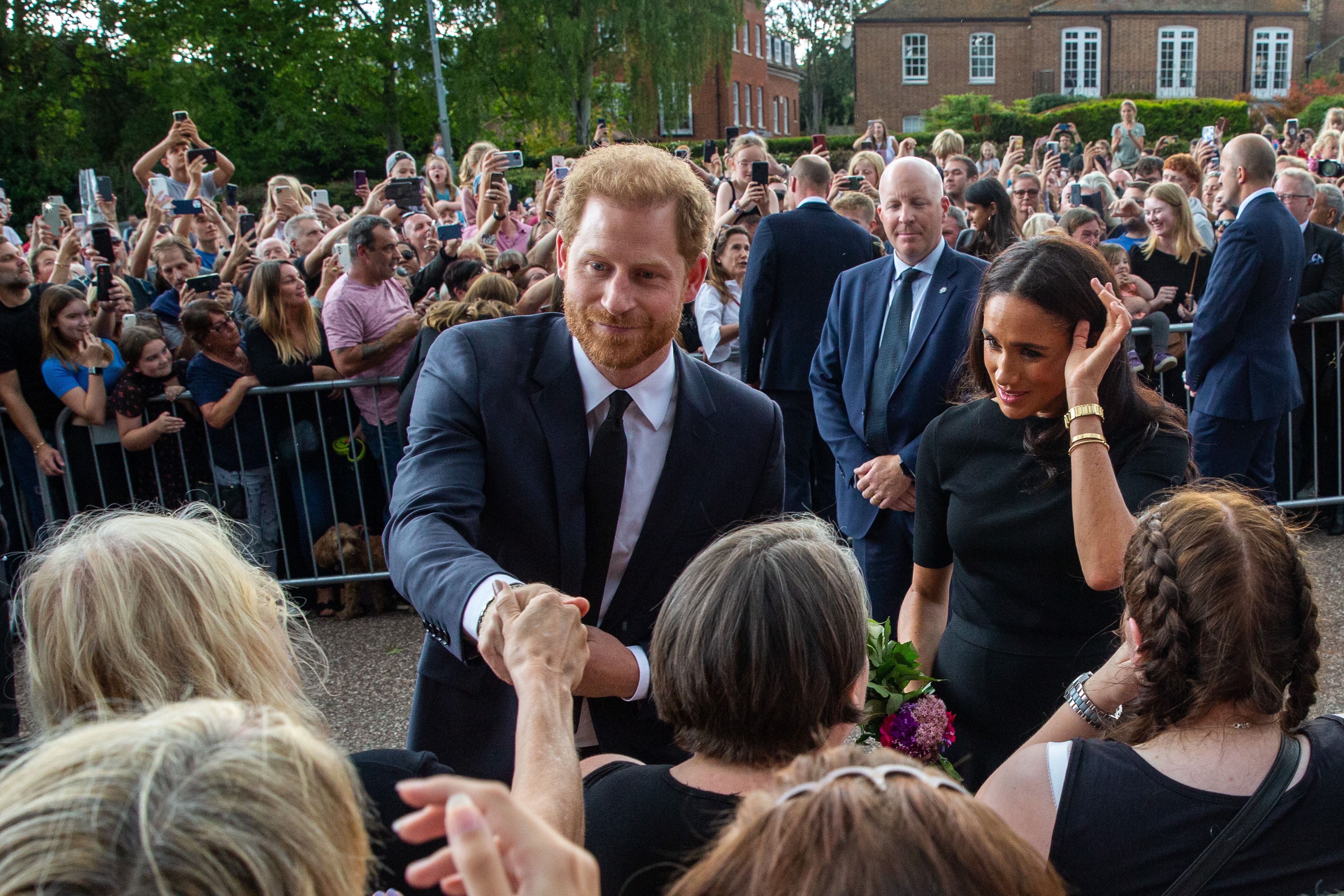 o Príncipe Harry cumprimenta os súditos em Windsor (Foto: Getty Images)