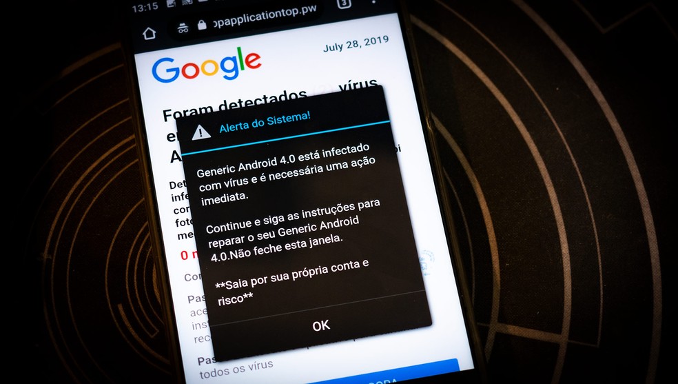 Alerta falso de vírus em celular mostrado por uma propaganda abusiva na web — Foto: Altieres Rohr/G1