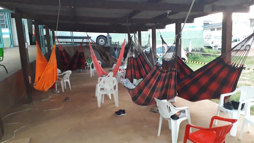 Familiares usam redes para dormir perto do Hospital de Campanha — Foto: Reprodução/Redes Sociais