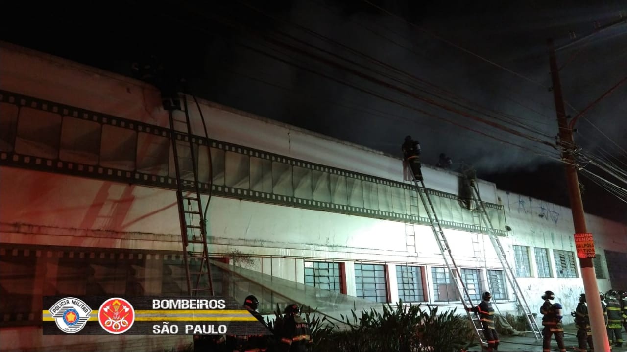 Bombeiros controlam fogo em galpão da Cinemateca Brasileira na zona oeste de São Paulo (Foto: Corpo de Bombeiros PMESP)