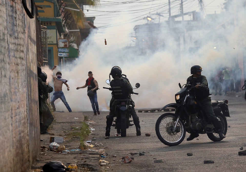 Manifestantes na Venezuela protestam contra forças de segurança em Ureña, na fronteira com a Colômbia, neste sábado (23). — Foto: REUTERS/Andres Martinez Casares