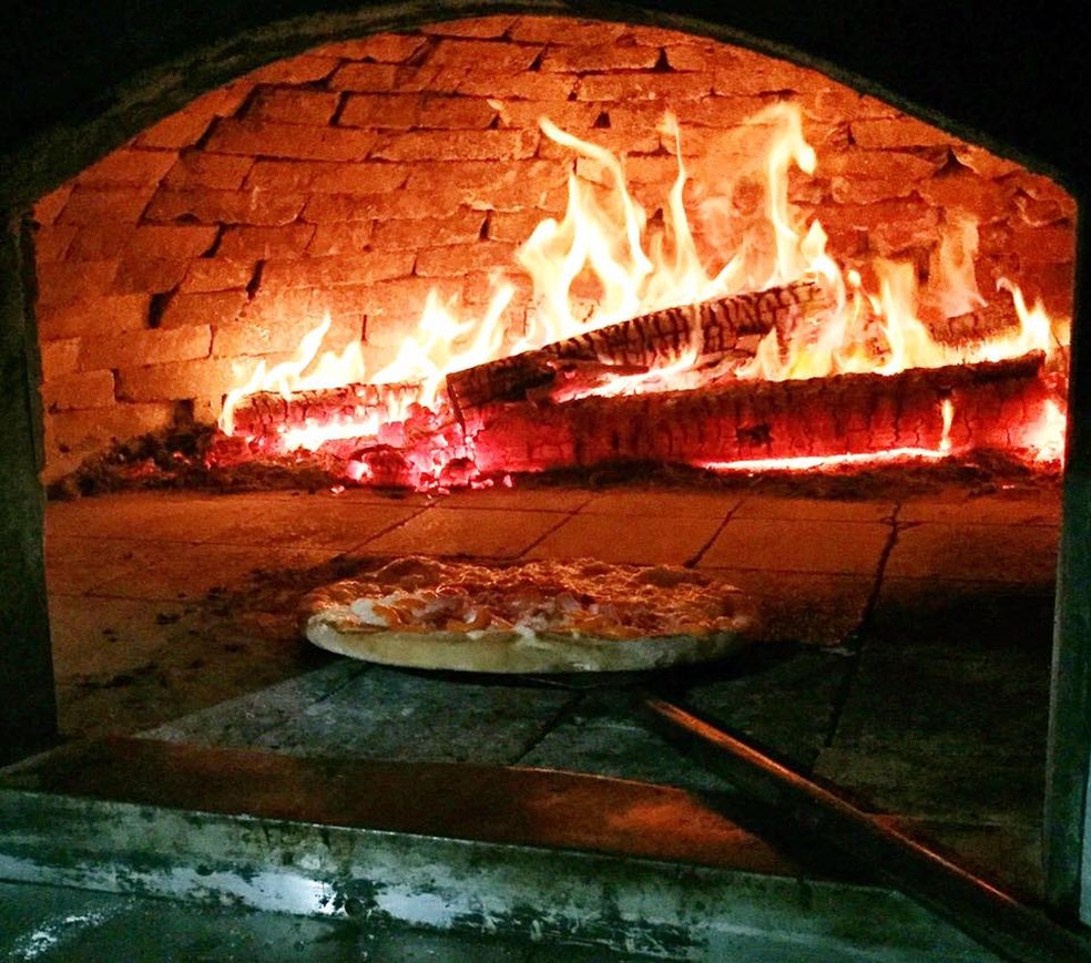 Pizza em forno à lenha — Foto: Facebook/Divulgação