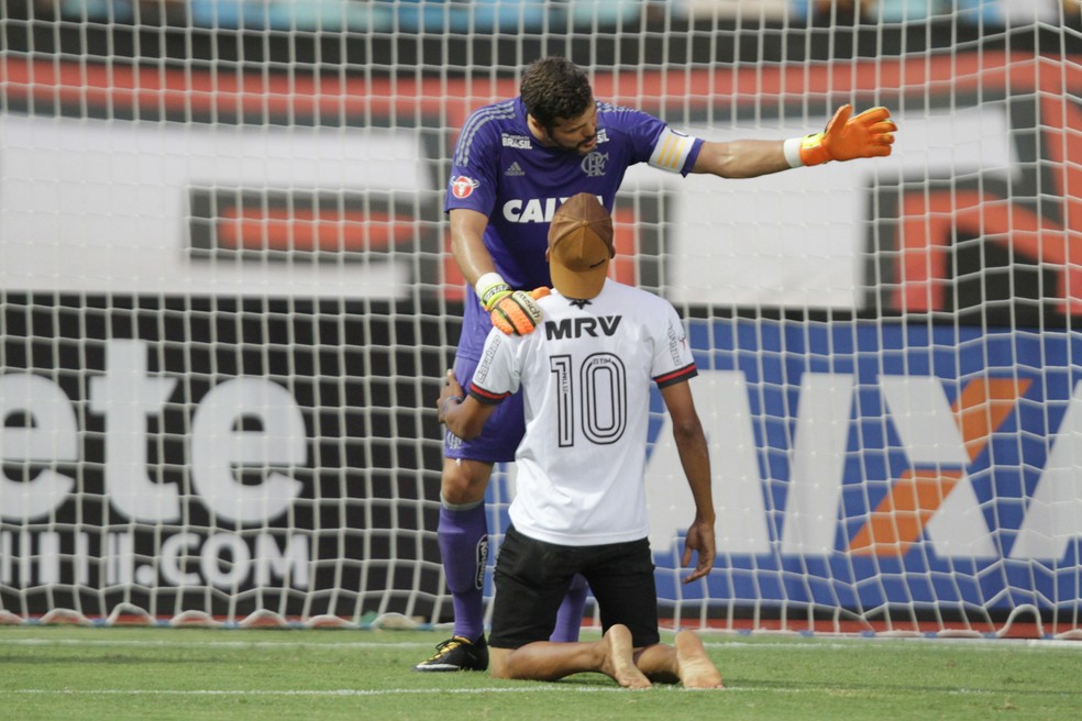 Julio Cesar � reverenciado por f� em amistoso em Goi�nia (Foto: Carlos Costa/Futura Press)